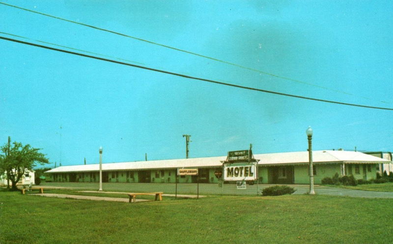 Cedar Gables Motel (Bs Hive Motel) - Vintage Postcard (newer photo)